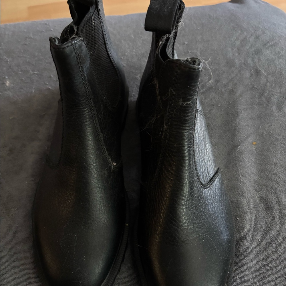 Women's black Chelsea Dr martins only worn one time like brand new